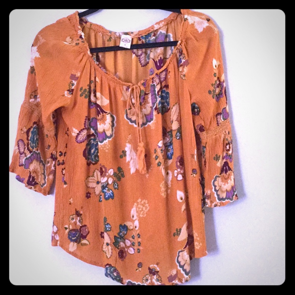 Long sleeve floral top. EUC ⭐️